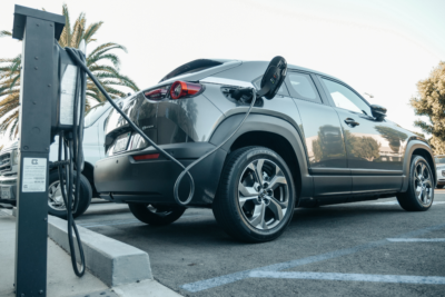 voiture électrique à la charge